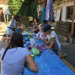 Die Kinderbetreuerinnen bereiteten Knetmasse in unterschiedlichen Farben vor