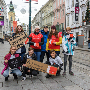 Kinderrechteaktion Auf der Linzer Landstraße machten SchülerInnen der BRG Hammerlingstraße gemeinsam mit der Katholischen Jungschar Linz auf den Tag der Kinderrechte aufmerksam. Auf Plakaten zeigten sie ihre Forderungen zum Recht auf Bildung - 'ich w