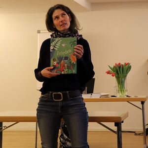 Roswitha Ehrengruber von der Bibliothek Sarleinsbach mit dem Kinderbuch 'Frieden'