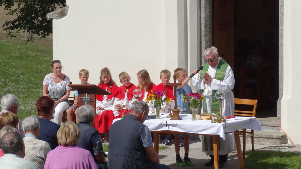               Predigt vor der Kirche                 