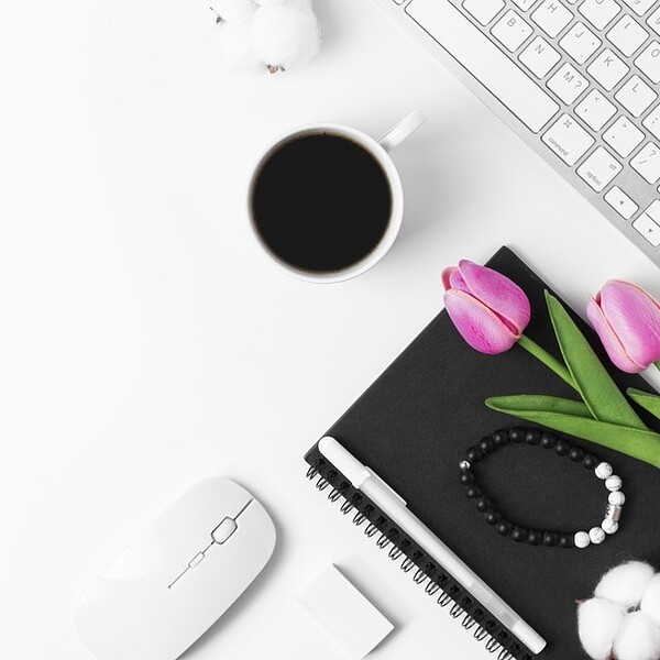 Tastatur mit Kaffee, Blumen und Maus / pixabay/Anlomaja27 Tastatur mit Kaffee, Blumen und Maus