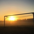 Unser Spiel - eine Augenweide für Dich und die Menschen! / © MustangJoe/pixabay.com/CC0 1.0 Ein Fußballtor im Abendsonnenschein