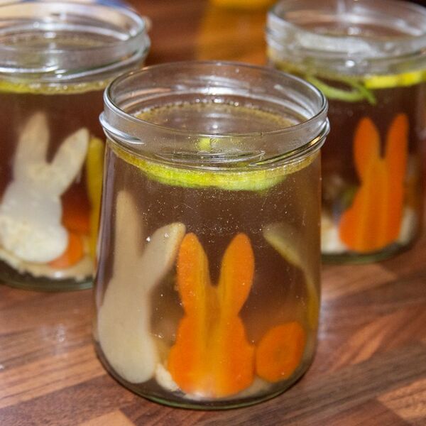 Suppe im Glas / © kfb Schönering Karotten in Hasenform