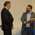 Daniel Neuböck, Bereichsleiter für Seelsorge und Liturgie (re.) dankt Rupert Aschauer, Referent für Altenpastoral in der Diözese Linz für sein langjähriges Wirken. / © Reinhard Kaspar Daniel Neuböck, Bereichsleiter für Seelsorge und Liturgie (re.) dankt Rupert Aschauer, Referent für Altenpastoral in der Diözese Linz für sein langjähriges Wirken.