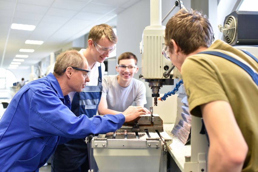 Jugendliche in einer Lehrwerkstatt