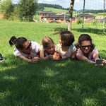 Mama-Tochter-Auszeit im Obstgarten