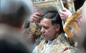 Maximilian Aichern wird 1982 im Mariendom zum Bischof geweiht. © Diözese Linz