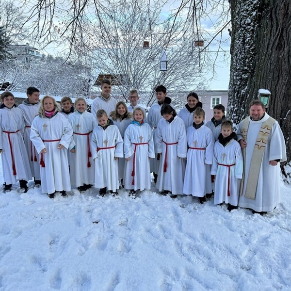 Ministranten im Schnee
