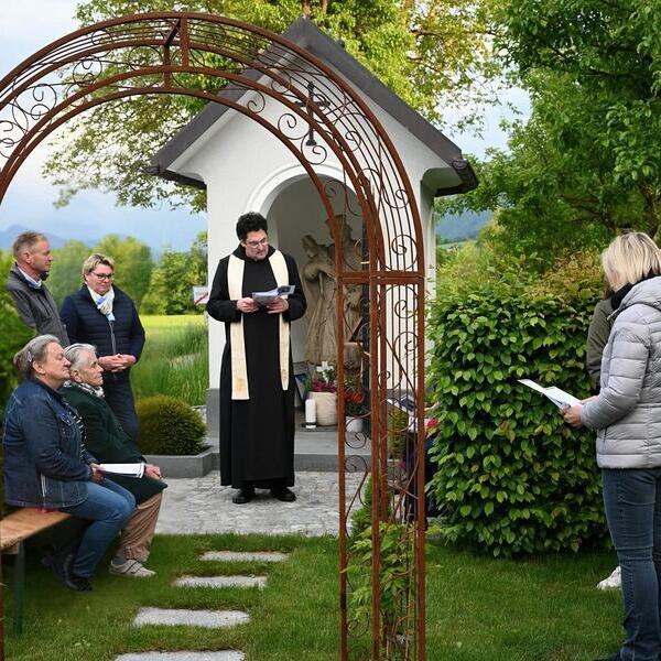 Maiandacht bei der Nepomuk-Kapelle / Adelheid Kronegger Maiandacht bei der Nepomuk-Kapelle