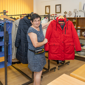 Pfarrcaritas-Leiterin Burgi Gartenlehner im Caritas-Laden