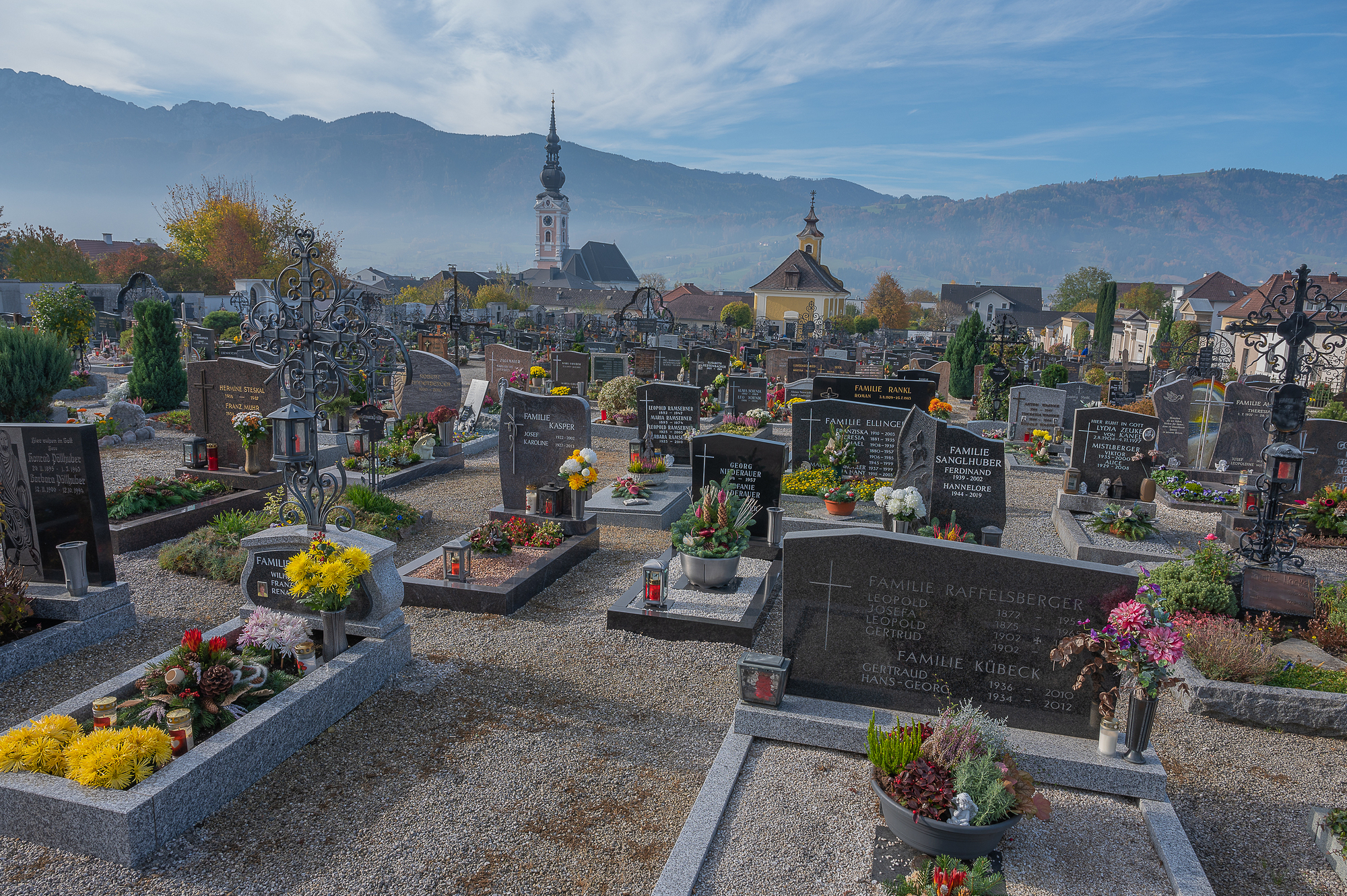 Kapelle am Friedhof mit der Pfarrkirche im Hintergrund