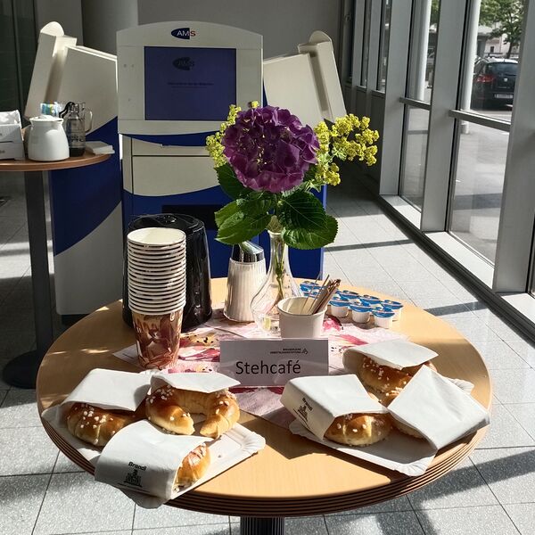 Stehcafe beim AMS Linz / Bischöfliche Arbeitslosenstiftung Stehcafe beim AMS Linz