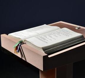 Hl. Schrift auf Ambo