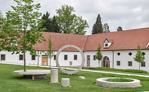 Stiftshof, Daniel Spoerri und Wilhelm Scherübl, 2018