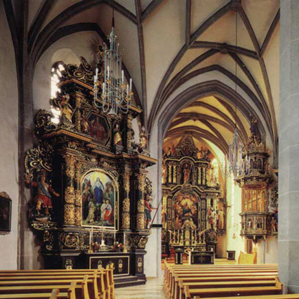 Innenraum mit linkem Seitenaltar, Hauptaltar und der Kanzel