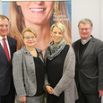 V. l.: Landeshauptmann Mag. Thomas Stelzer, Mag.a Silvia Breitwieser (Leiterin TelefonSeelsorge OÖ), Mag.a Barbara Lanzerstorfer-Holzner (Leiterin ElternTelefon) und Bischof Dr. Manfred Scheuer.