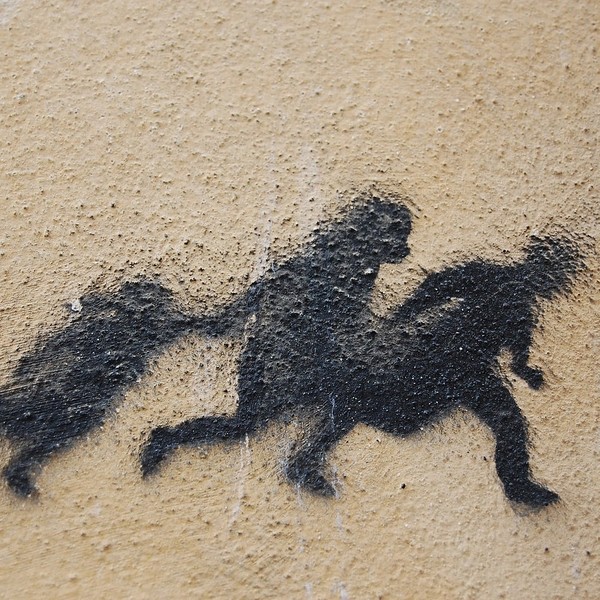 Graffiti von Menschen auf der Flucht / © HelmutHohenstein/pixabay.com/CC0 1.0 Graffiti von Menschen auf der Flucht