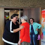 Susanne Lehner begrüßt die ankommenden Dekanatsleiterinnen